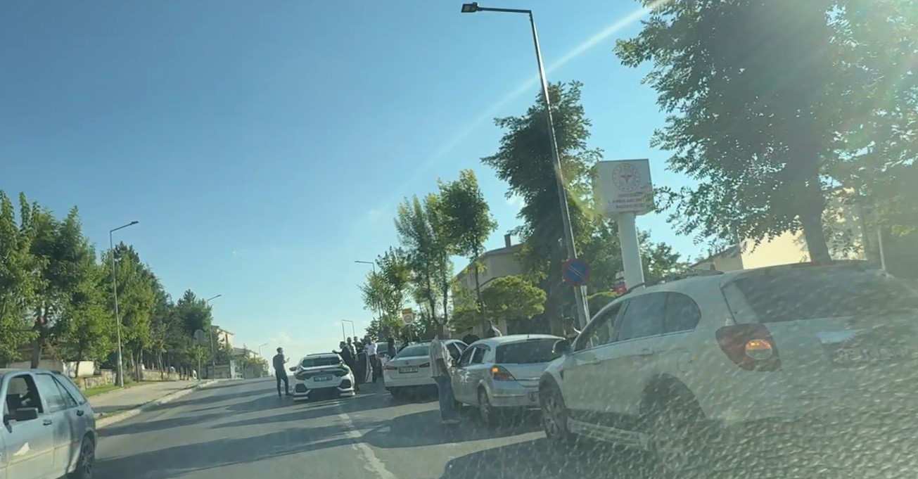Düğün konvoyu ambulasların çıkış yaptığı kapıyı kapattı