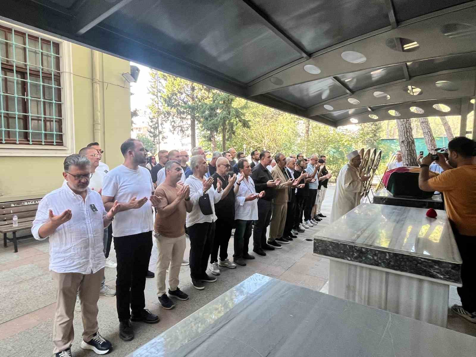 Aziz Üstel İzmir’de son yolculuğuna uğurlandı