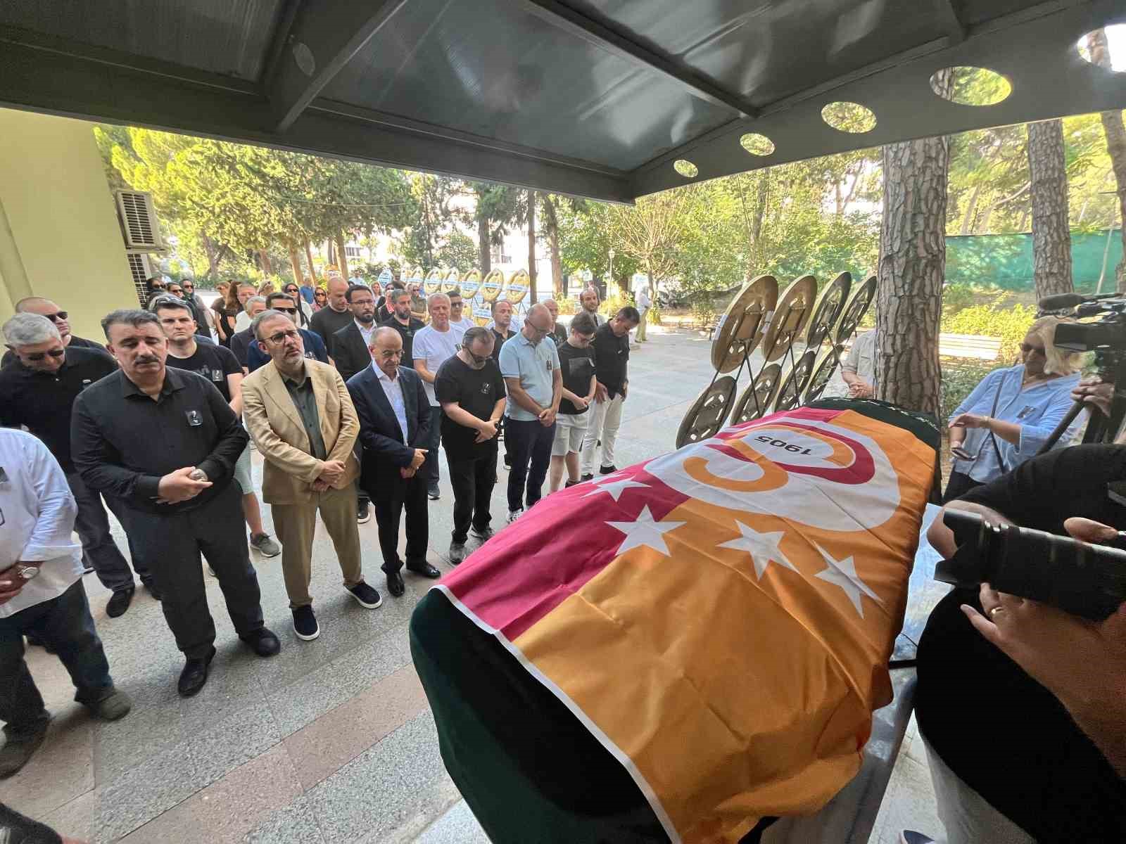 Aziz Üstel İzmir’de son yolculuğuna uğurlandı