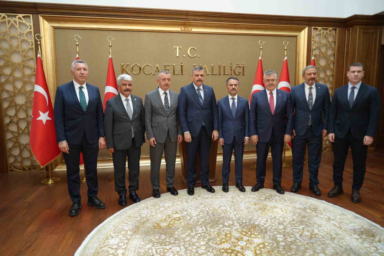 Bakan Çiftçi’den Kocaeli’de akvaryum ve kütüphane ziyareti