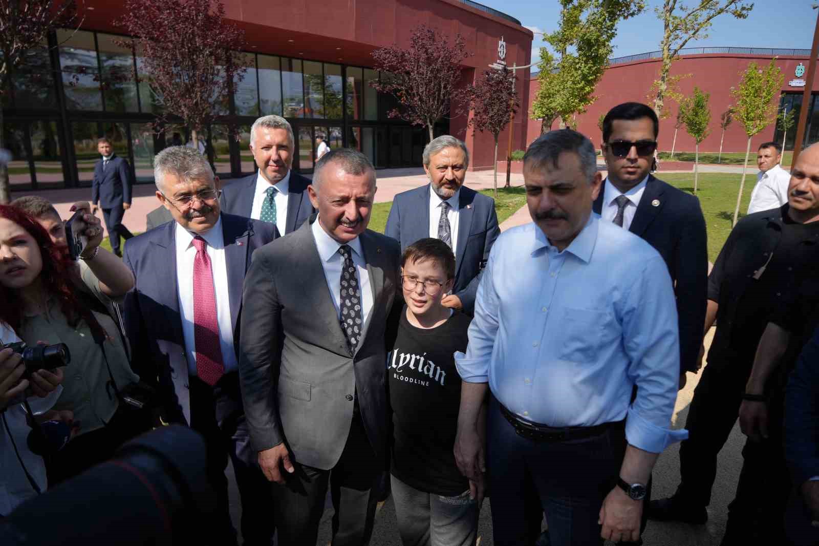 Bakan Çiftçi’den Kocaeli’de akvaryum ve kütüphane ziyareti