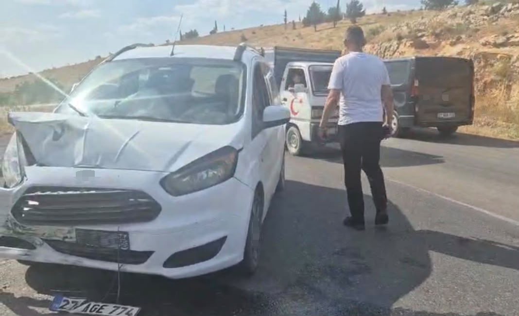 Gaziantep’te hafif ticari araç ile otomobil çarpıştı: 3 yaralı
