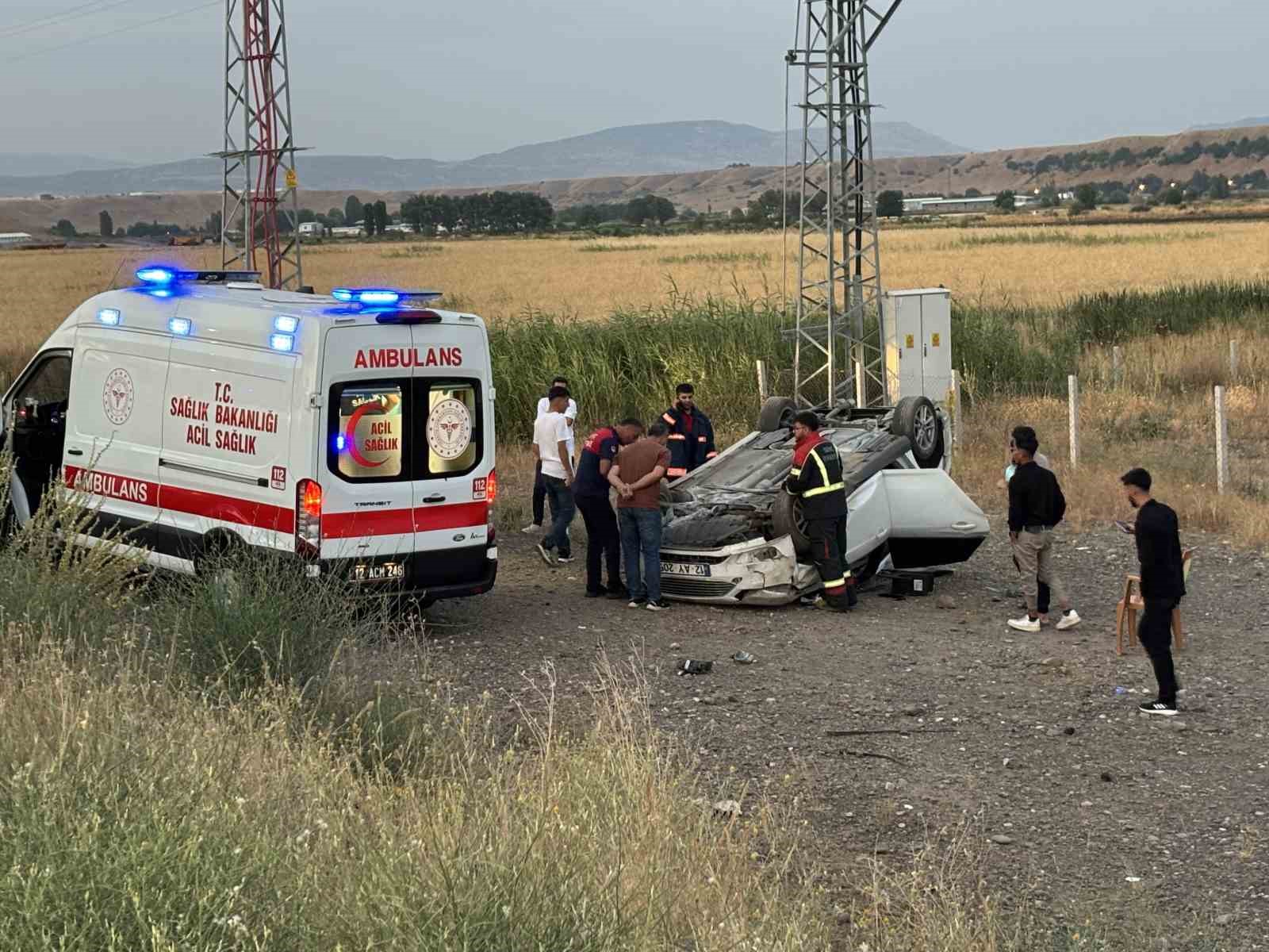 Bingöl’de otomobil takla attı: 3 yaralı