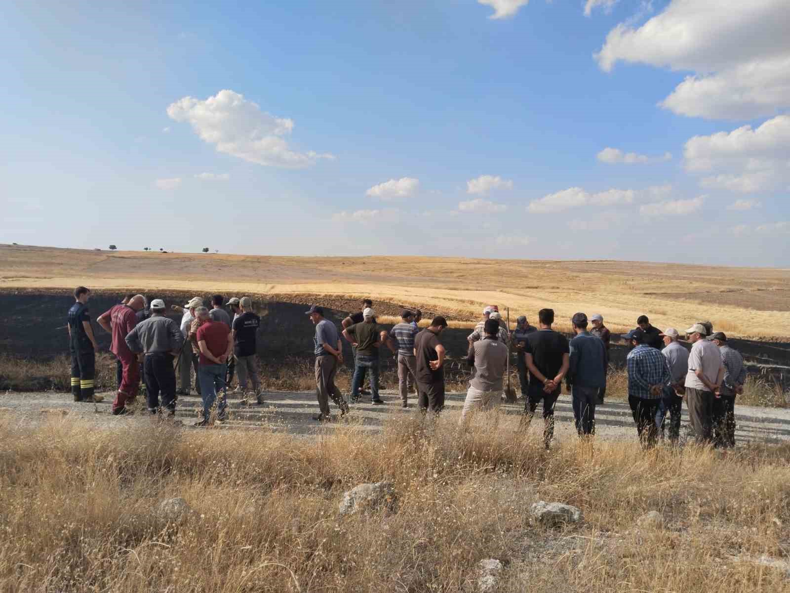 Biçerdöverden çıkan ekin yangını büyümeden söndürüldü