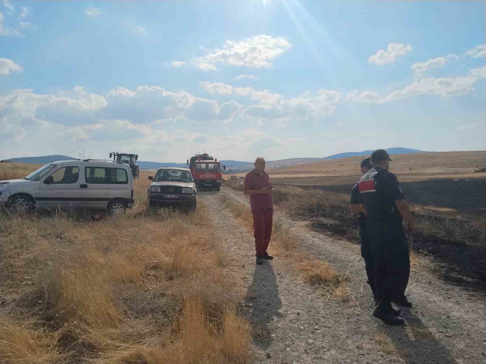 Biçerdöverden çıkan ekin yangını büyümeden söndürüldü