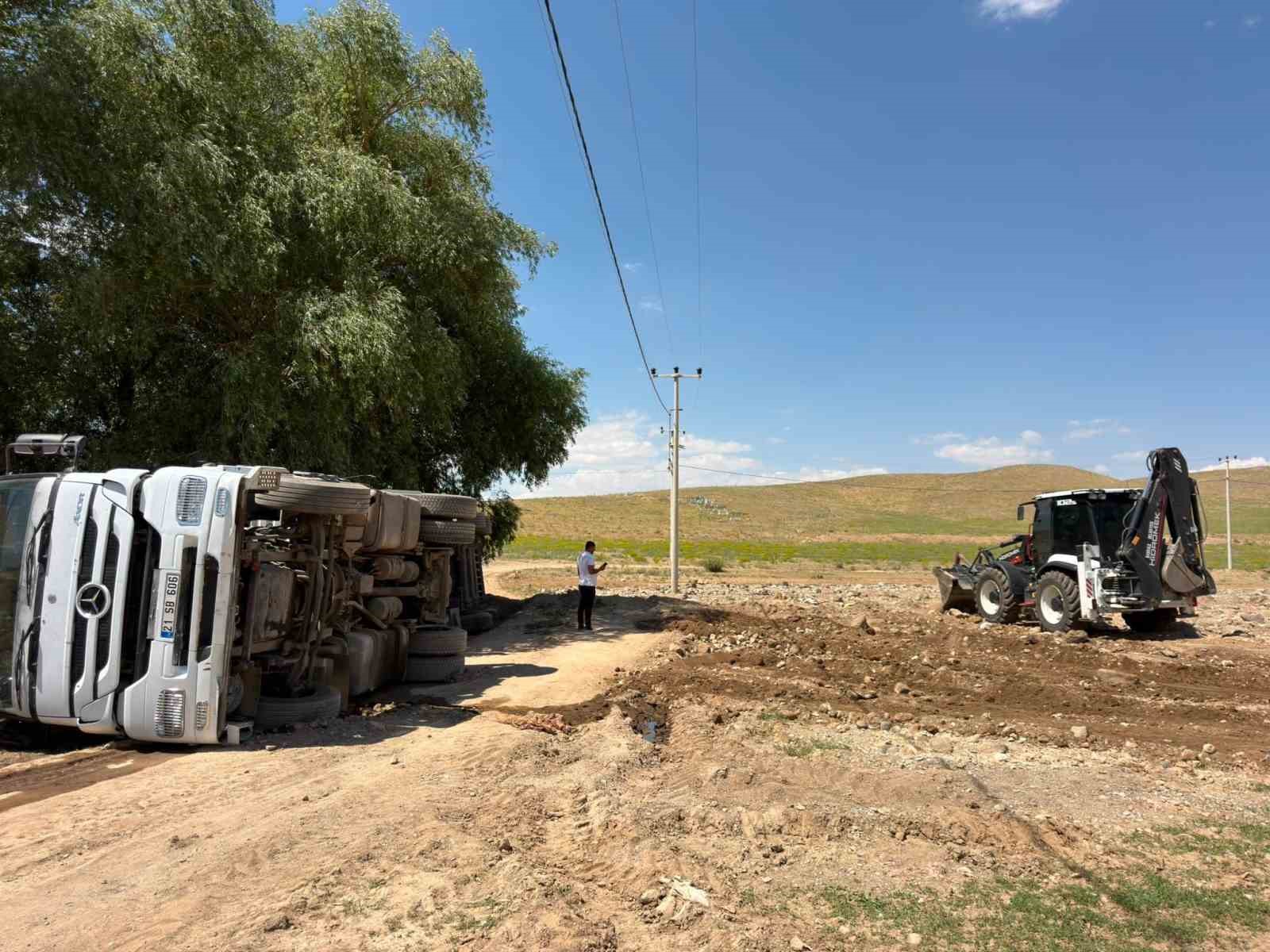 Başkale’de saman yüklü tır devrildi