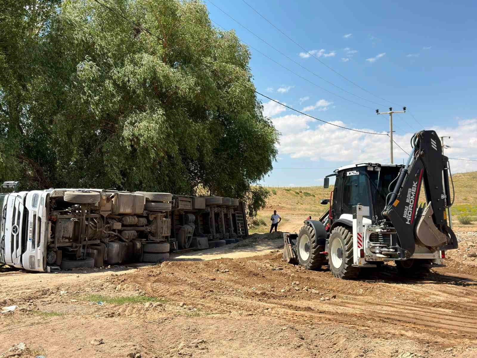 Başkale’de saman yüklü tır devrildi