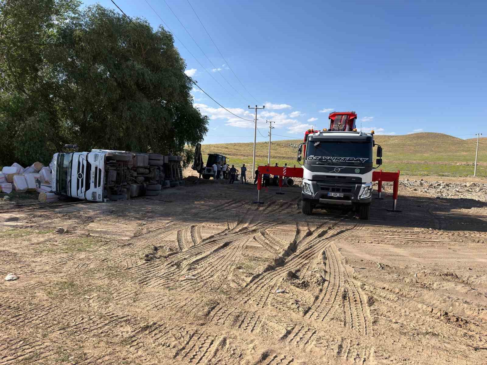 Başkale’de saman yüklü tır devrildi