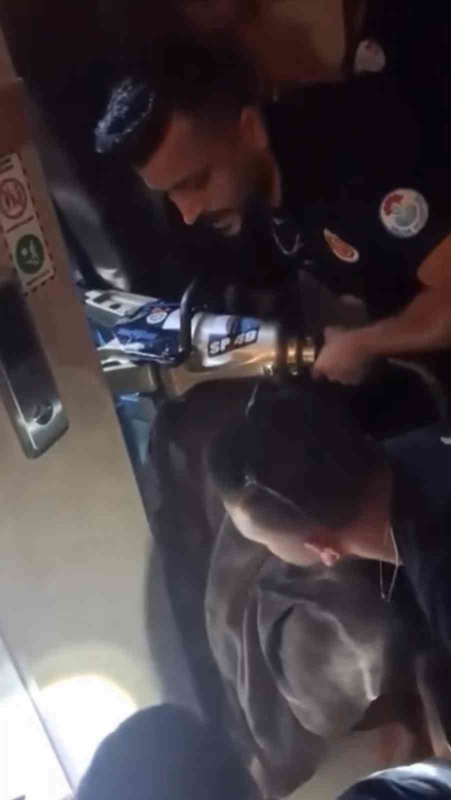 Asansörde mahsur kalan 9 kişi operasyonla kurtarıldı