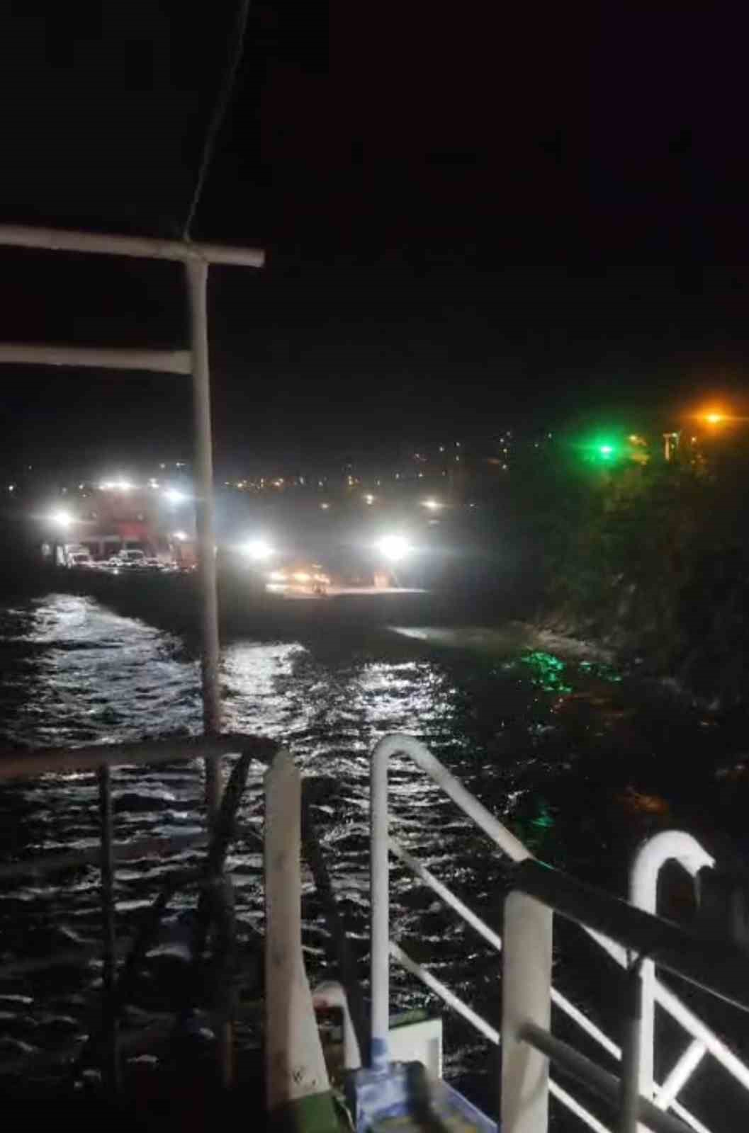 Elazığ’da fırtına etkili oldu: Feribot iskeleye yanaşamadı
