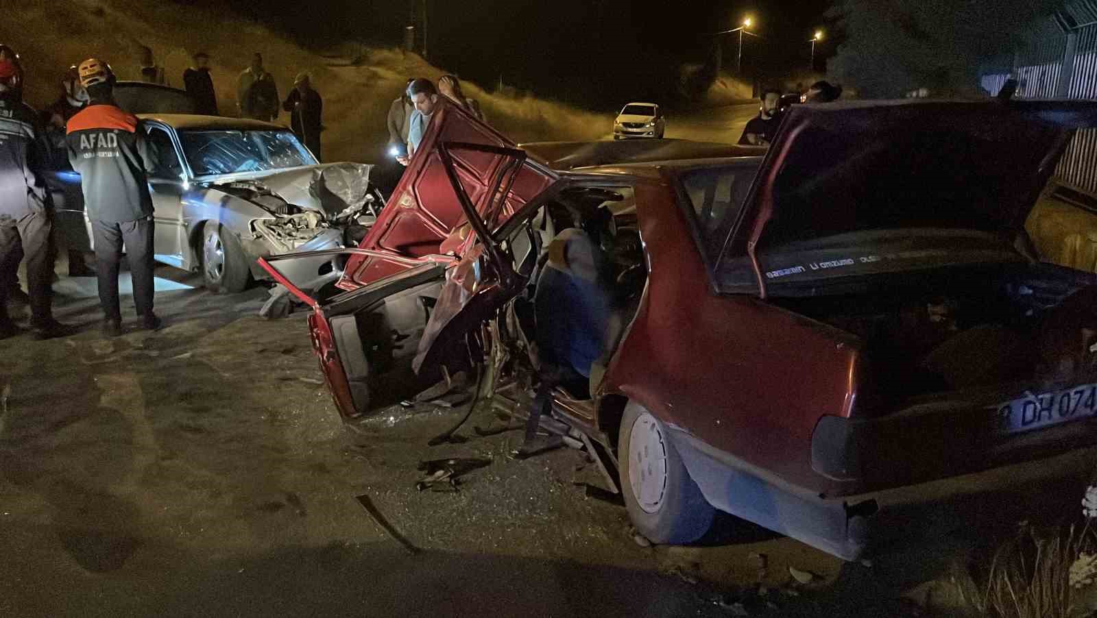 Sivas’ta 2 otomobil kafa kafaya çarpıştı: 6 yaralı