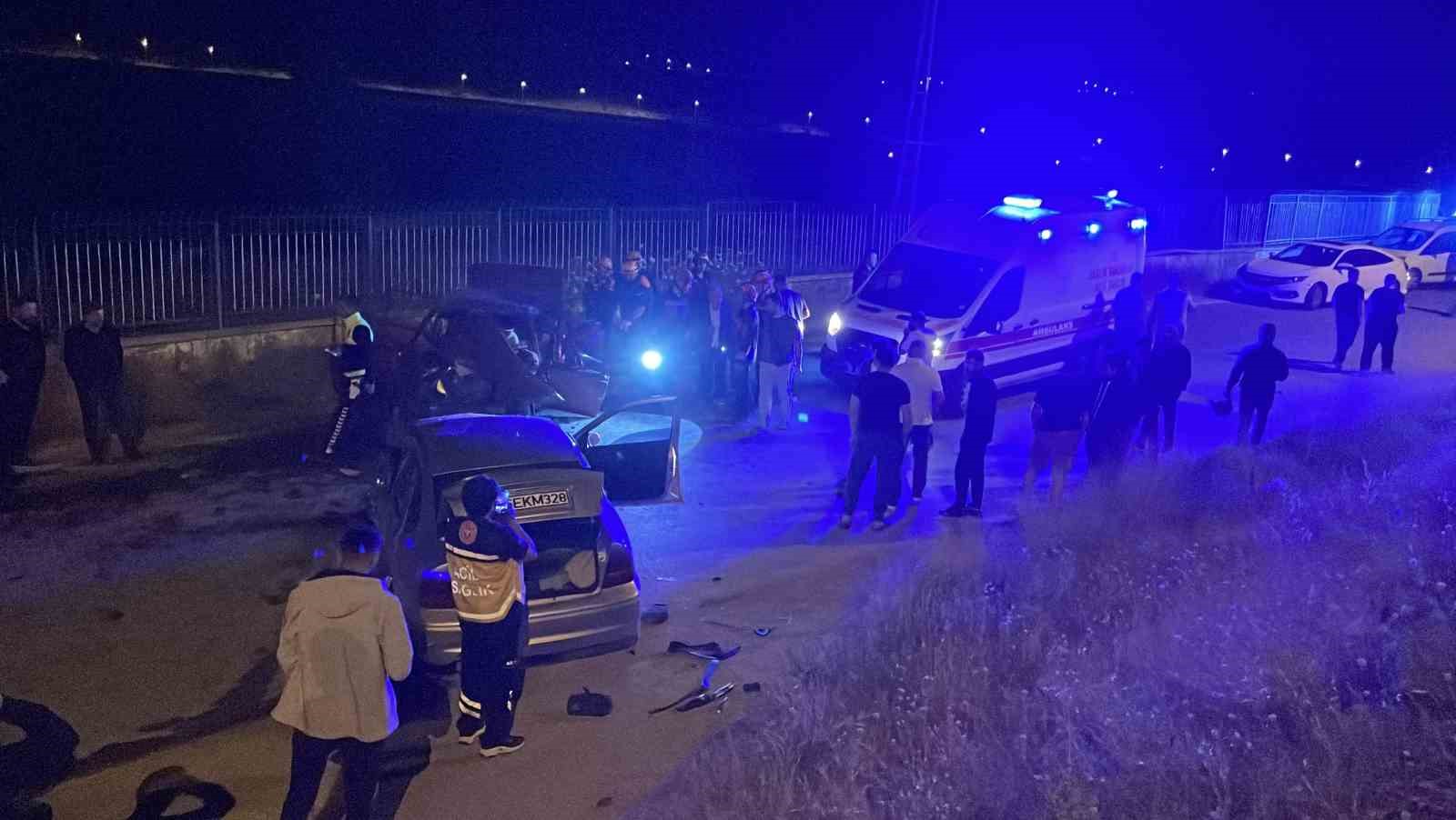 Sivas’ta 2 otomobil kafa kafaya çarpıştı: 6 yaralı