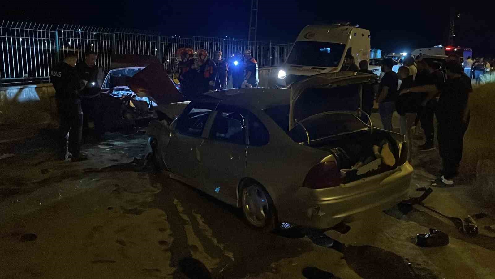 Sivas’ta 2 otomobil kafa kafaya çarpıştı: 6 yaralı