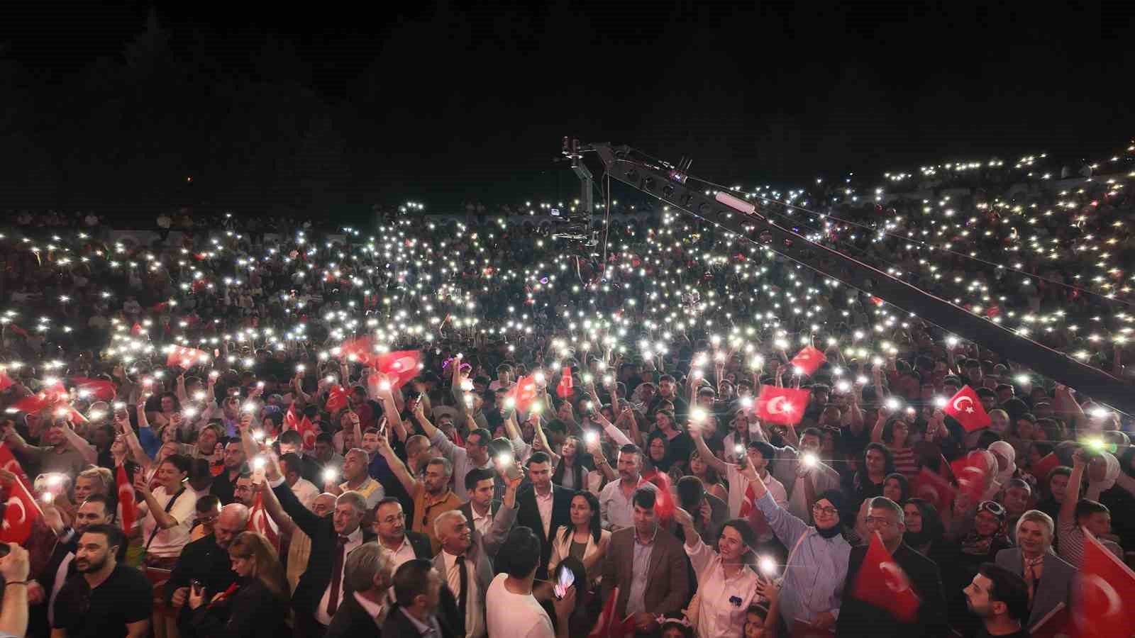 Gediz Tarhana Festivalinde Cengiz Kurtoğlu coşkusu