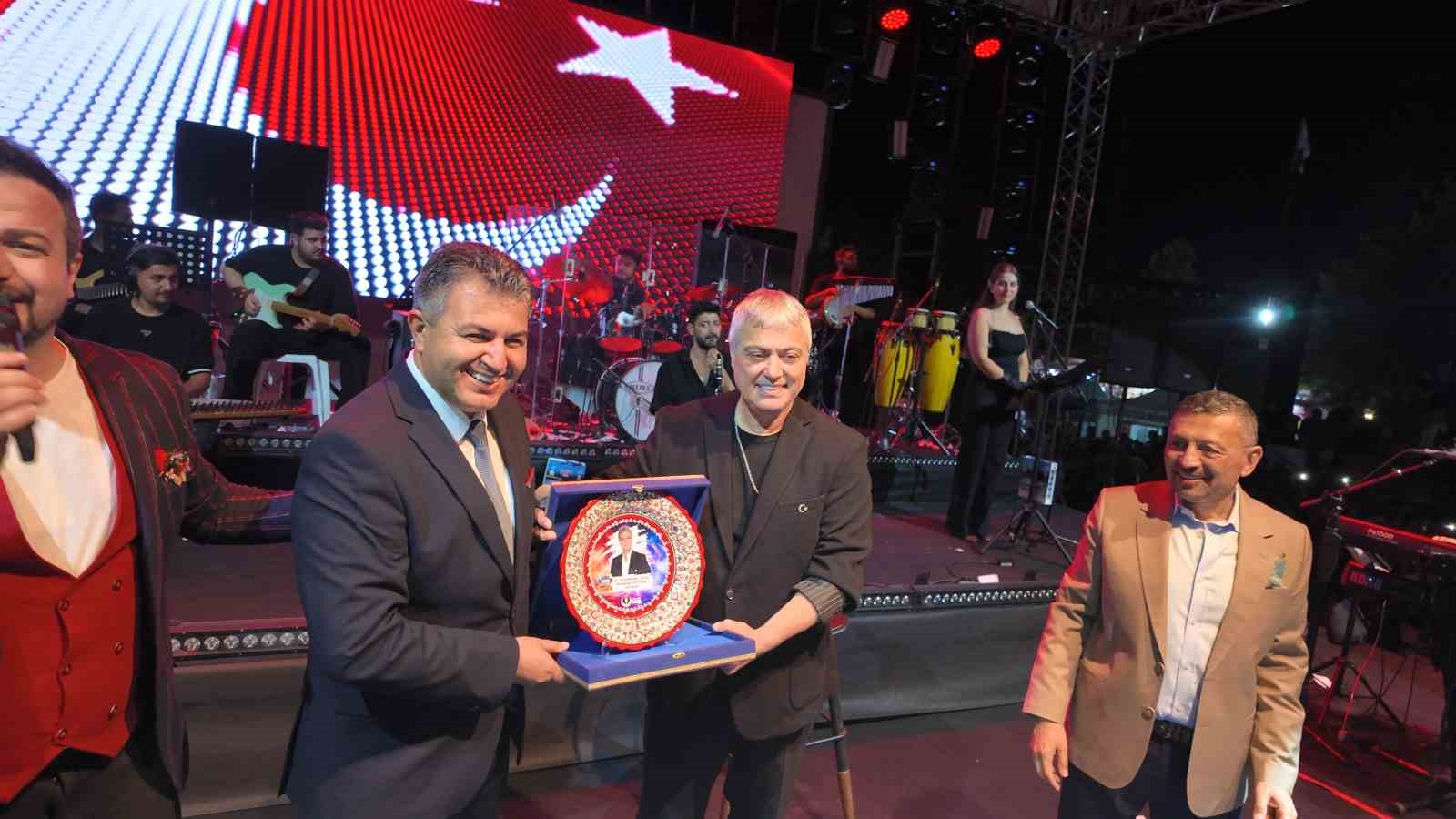 Gediz Tarhana Festivalinde Cengiz Kurtoğlu coşkusu