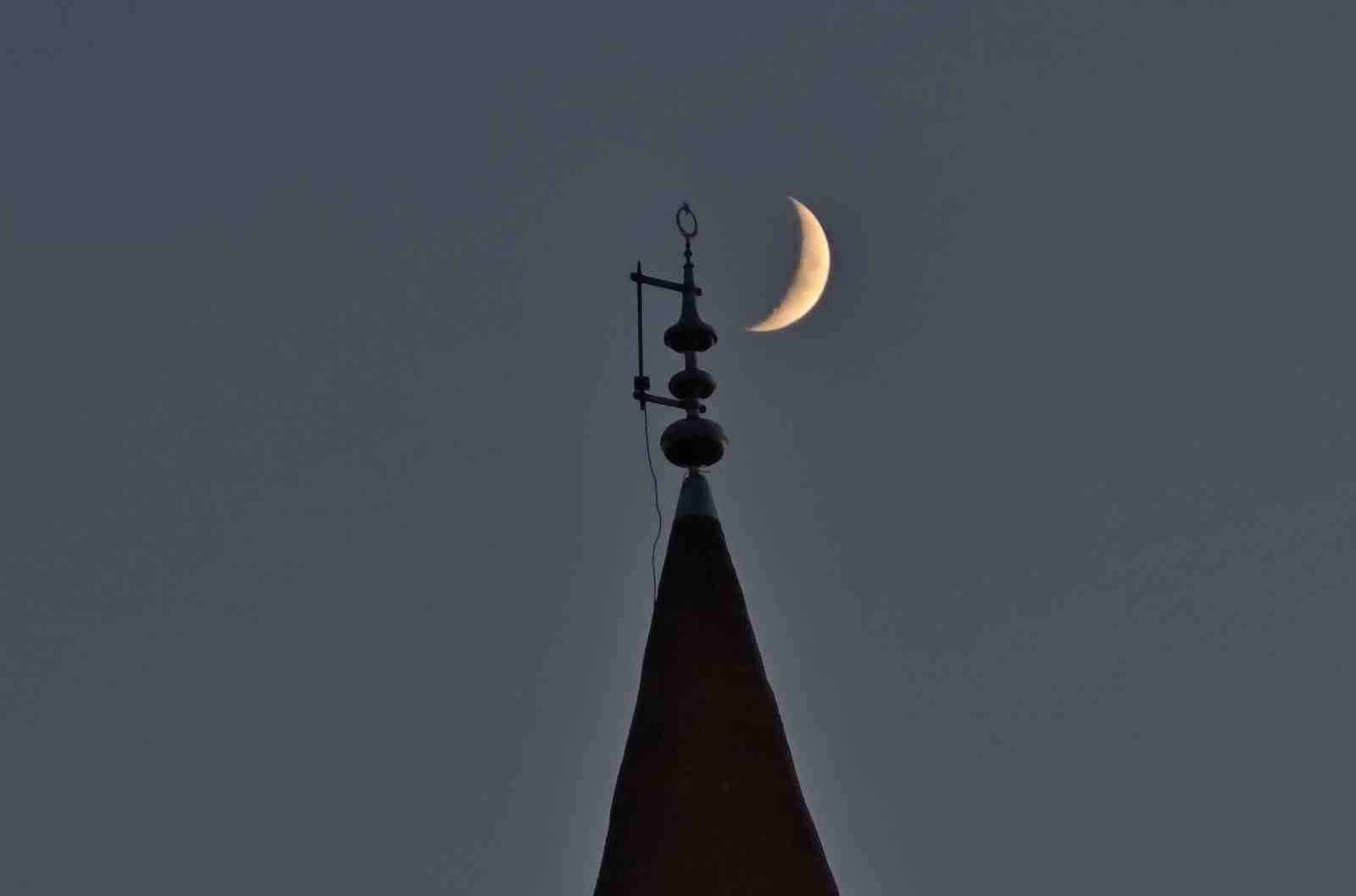 Bitlis’te gökyüzündeki hilal ile minaredeki hilal aynı karede