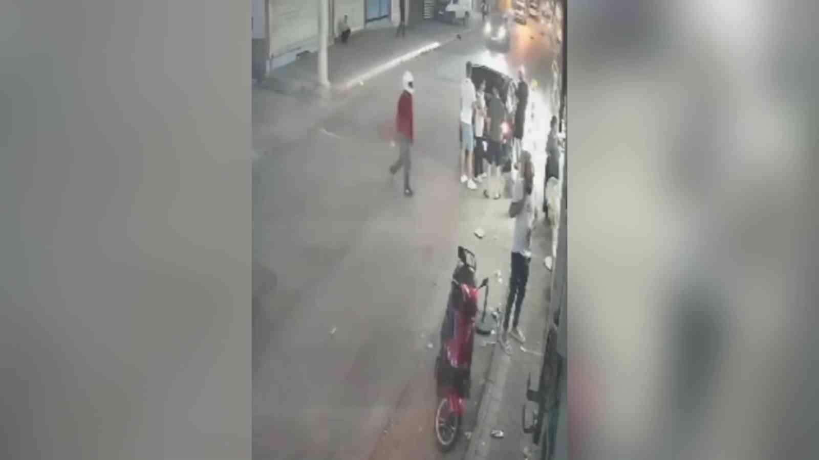 Kasklı saldırgan iş yerini kurşunladı: 1 yaralı