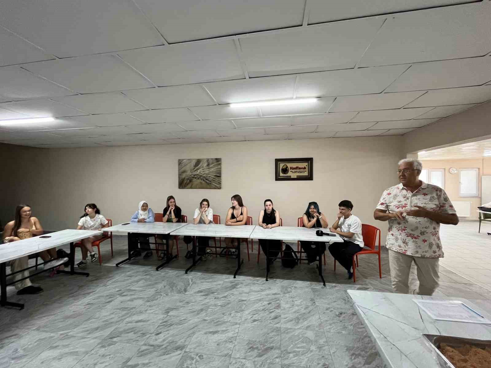 Dünya gençleri Bursa’da içli köfte yapmayı öğrendi