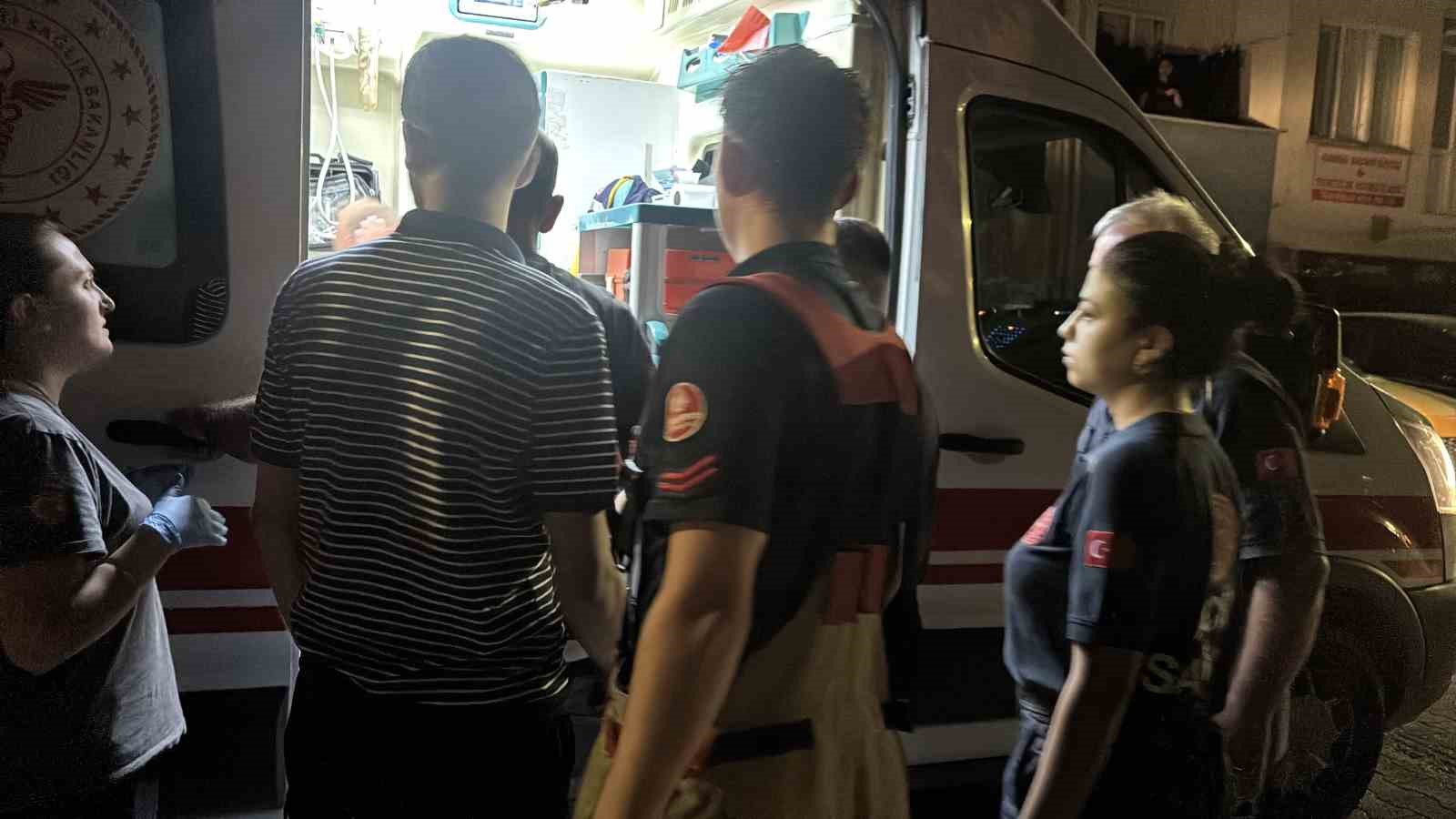 Çatıya çıkan şahıs, polisin bir saatlik ikna çalışmasıyla indirildi