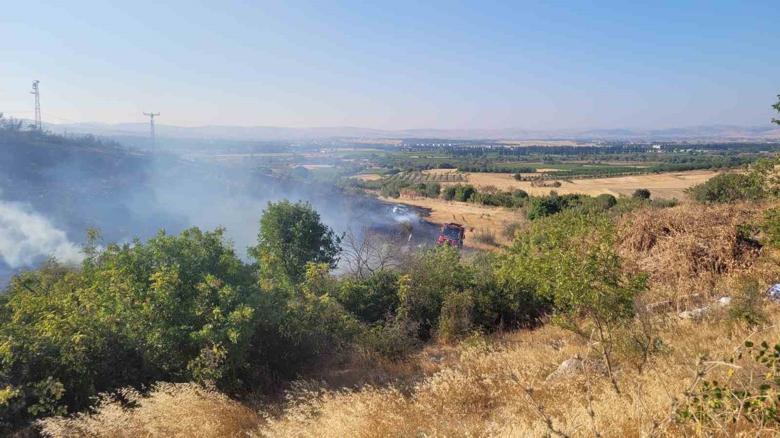 Balıkesir’de arazi yangınına Orman ve itfaiye ekipleri müdahale etti