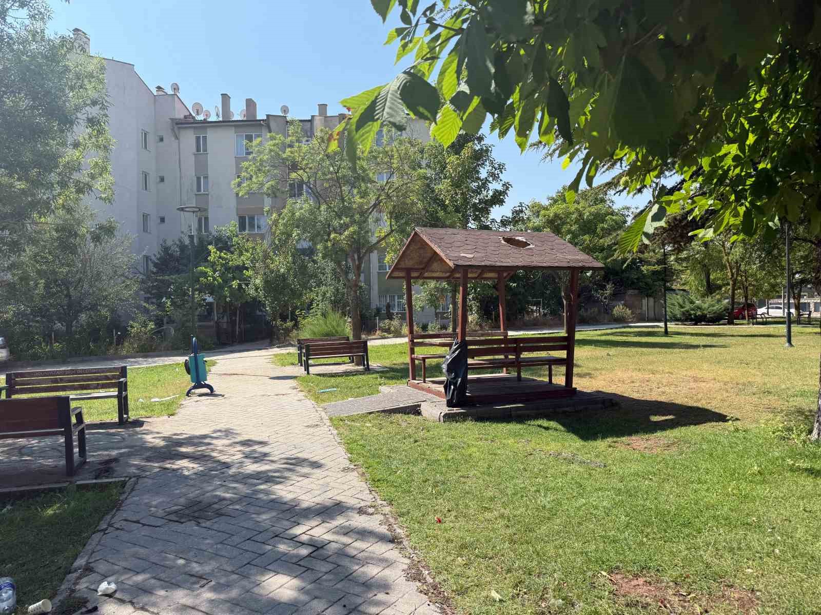 Eskişehir’de parktaki kamelyanın çatısında hasar meydana geldi