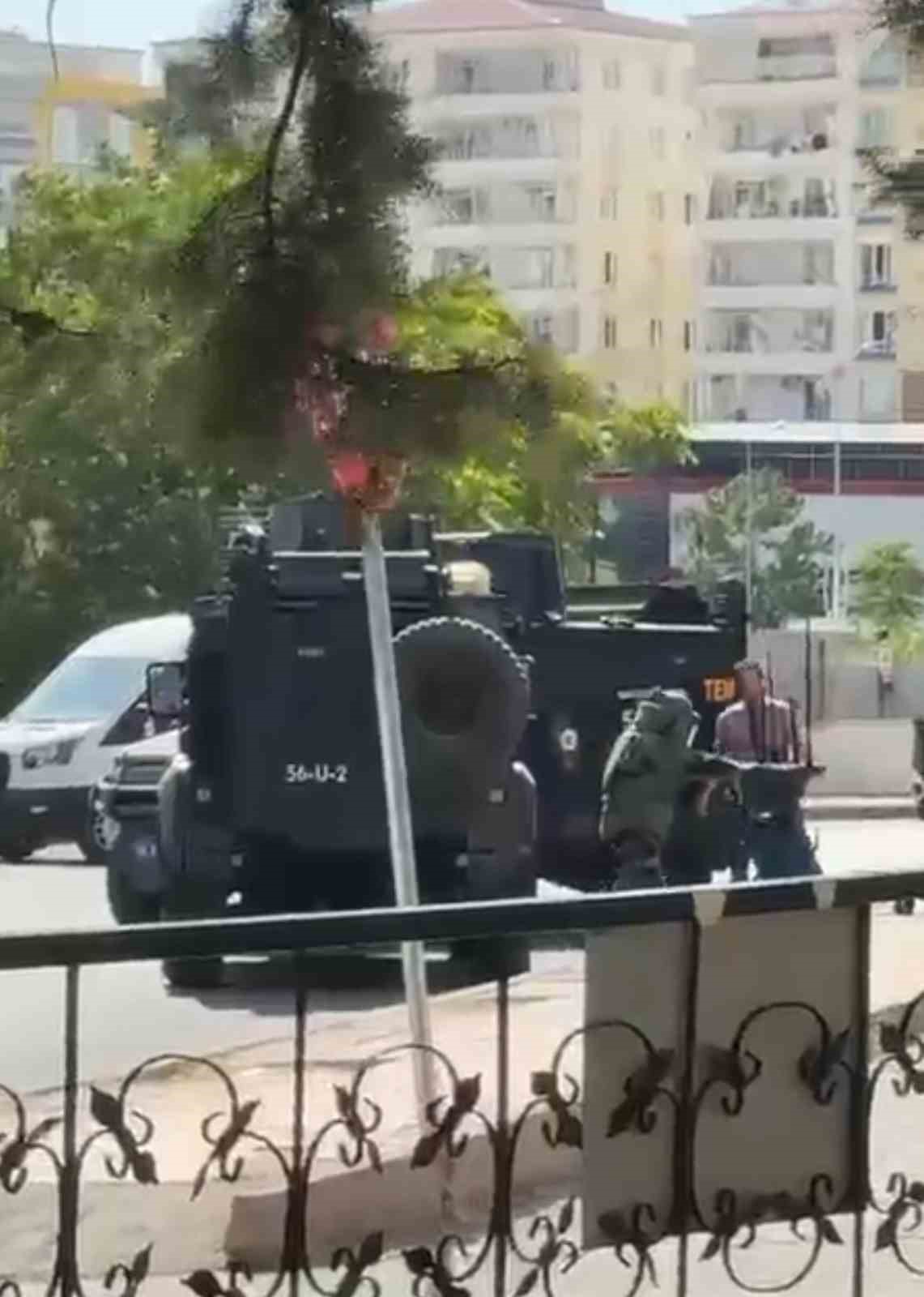 Siirt’te AK Parti il binası önüne bırakılan şüpheli çanta kontrollü patlatıldı