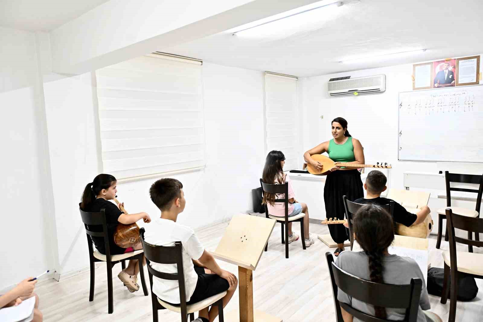 Bağlamanın sesi Değirmenönü’nde yankılanıyor