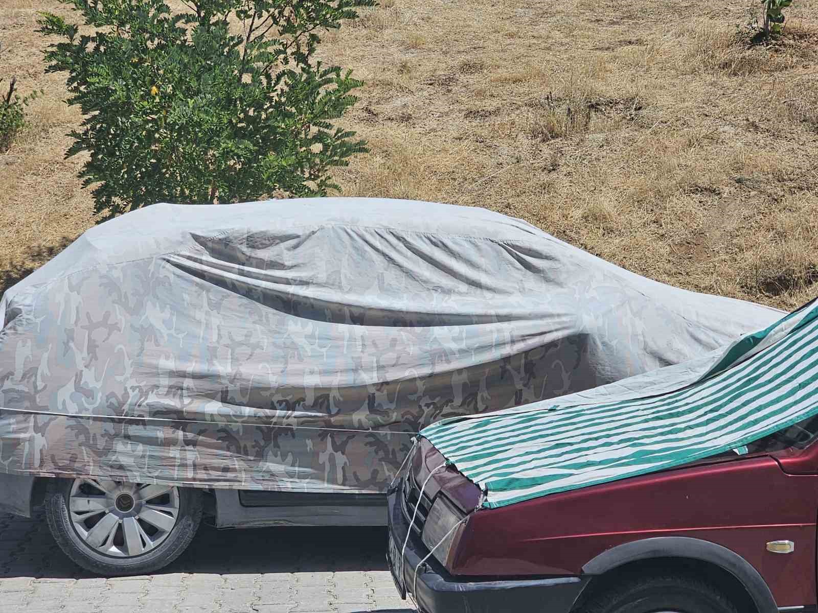 Elazığ’da araç sahiplerinden güneşe karşı önlem
