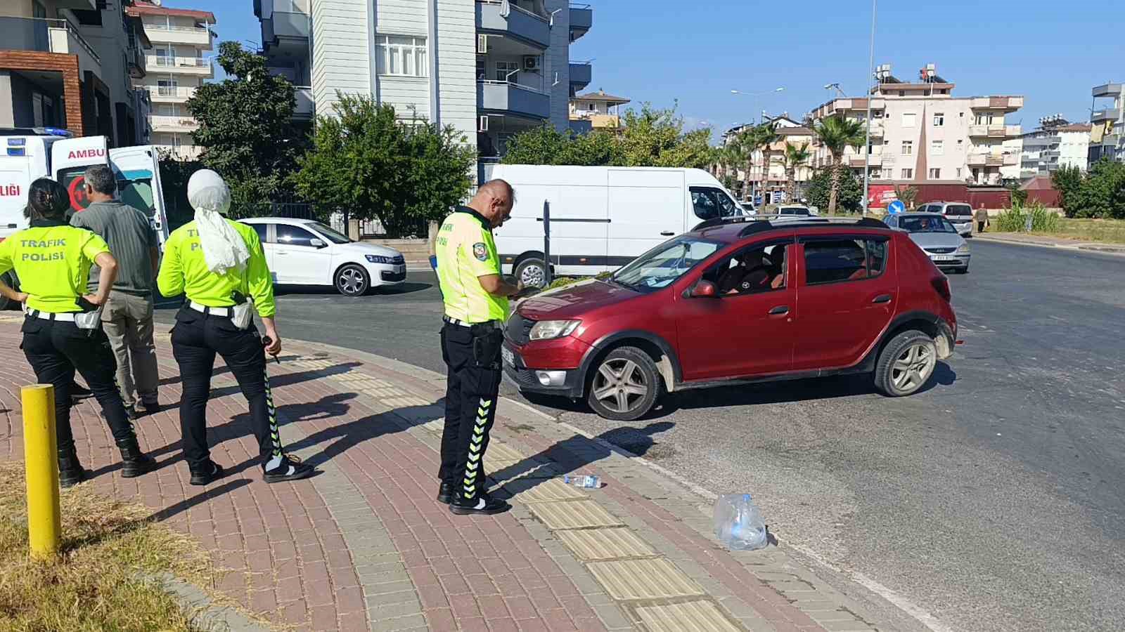 Manavgat’ta ticari taksi ile otomobil çarpıştı: 4 yaralı