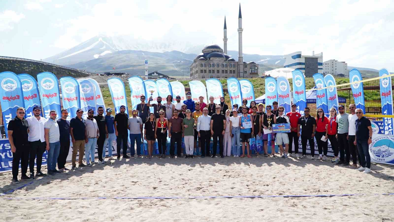Erciyes’te 2 bin 200 metrede plaj voleybolu heyecanı yaşandı