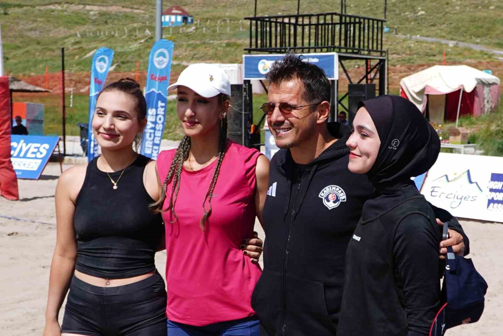 Erciyes’te 2 bin 200 metrede plaj voleybolu heyecanı yaşandı