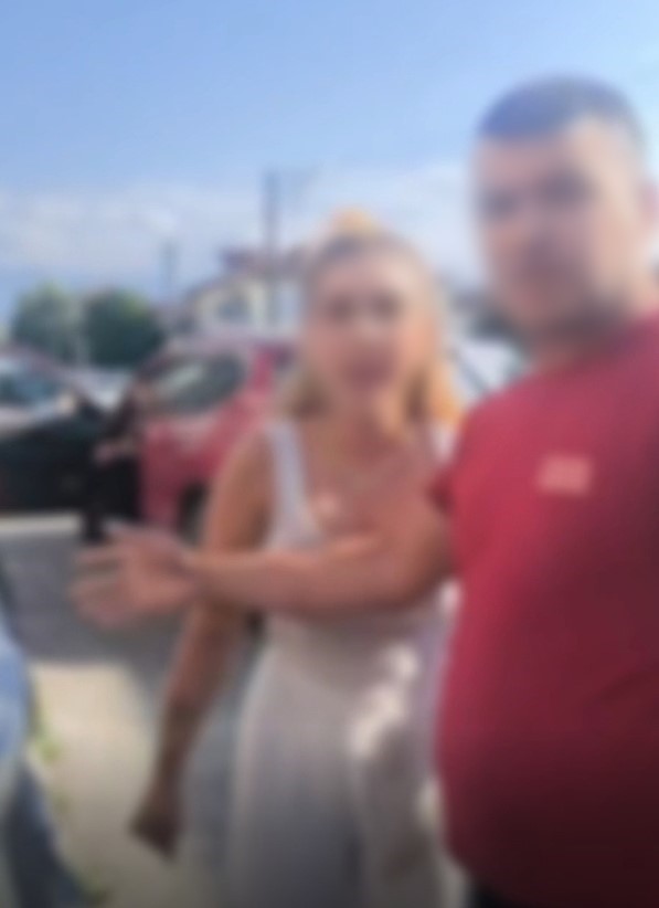 Trafikte araçtan inen 3 kadın çocuklu aileye saldırdı