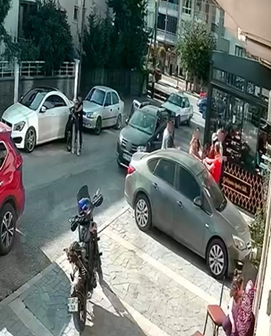 Trafikte araçtan inen 3 kadın çocuklu aileye saldırdı