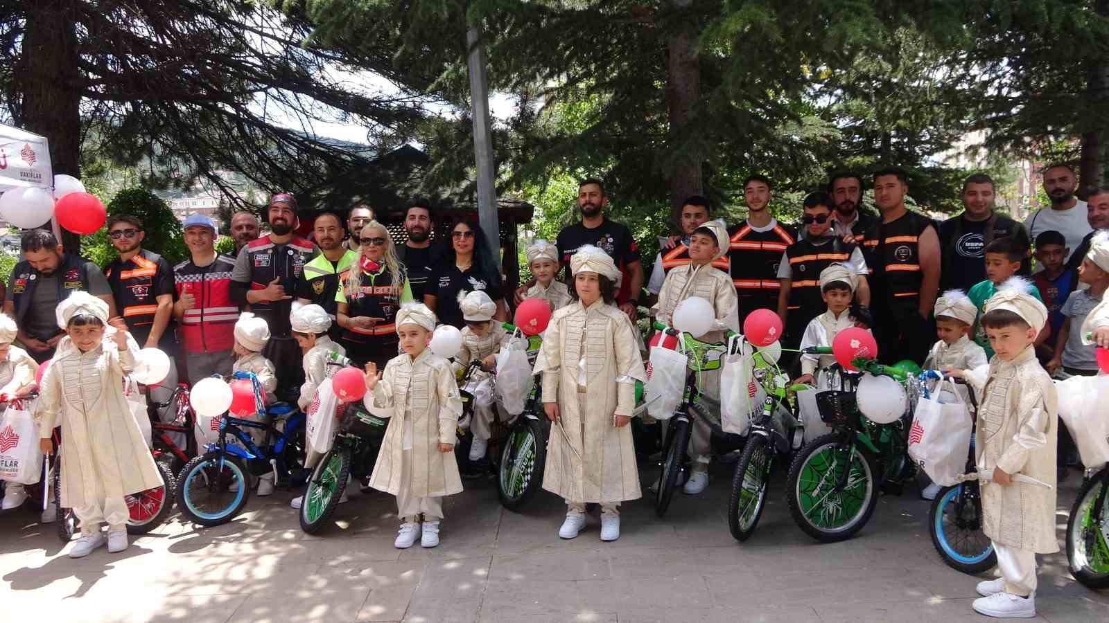 Yozgat’taki sünnet şöleninde 30 çocuk sünnet ettirildi