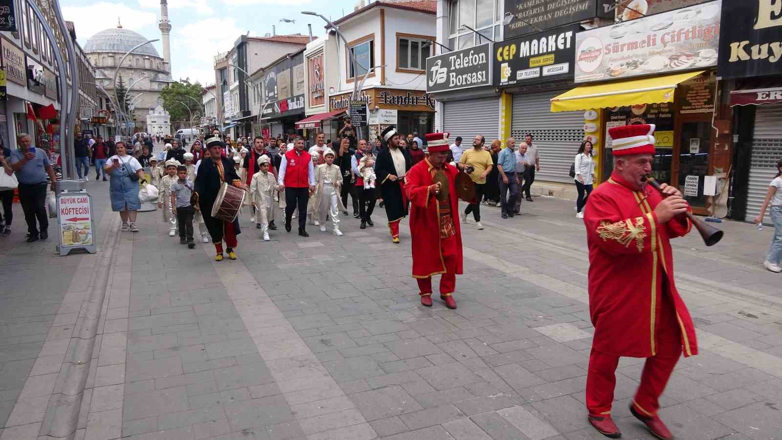 Yozgat’taki sünnet şöleninde 30 çocuk sünnet ettirildi