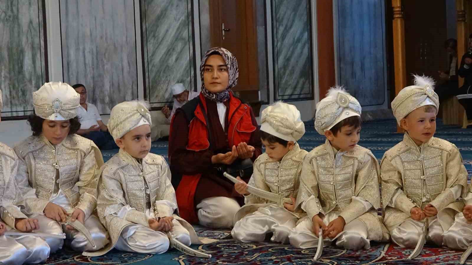 Yozgat’taki sünnet şöleninde 30 çocuk sünnet ettirildi