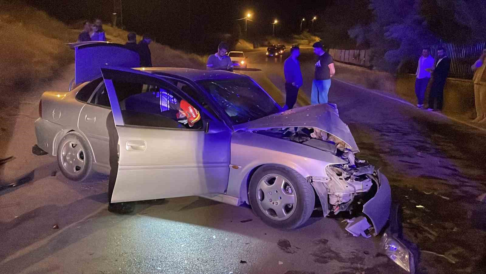 Sivas’ta gece saatlerine iki otomobilin çarpıştığı kazada 1 kişi öldü, 5 kişi yaralandı