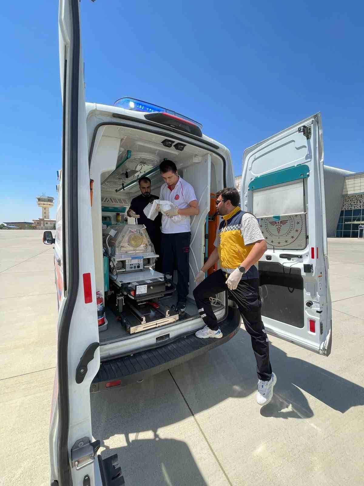 Ambulans uçak 14 günlük bebek için Mardin’den havalandı