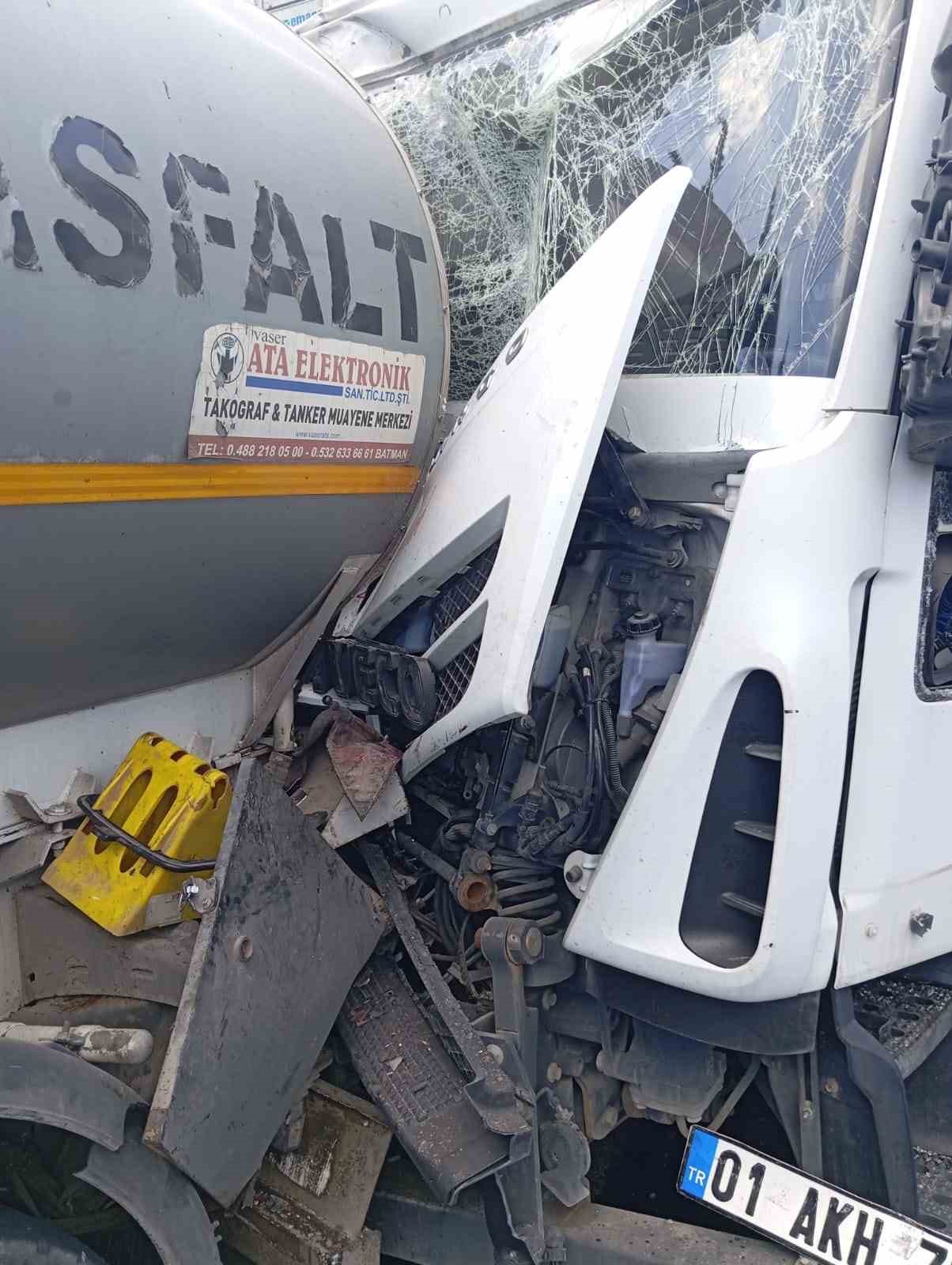 Osmaniye’de tankere arkadan çarpan tırda 2 kişi yaralandı