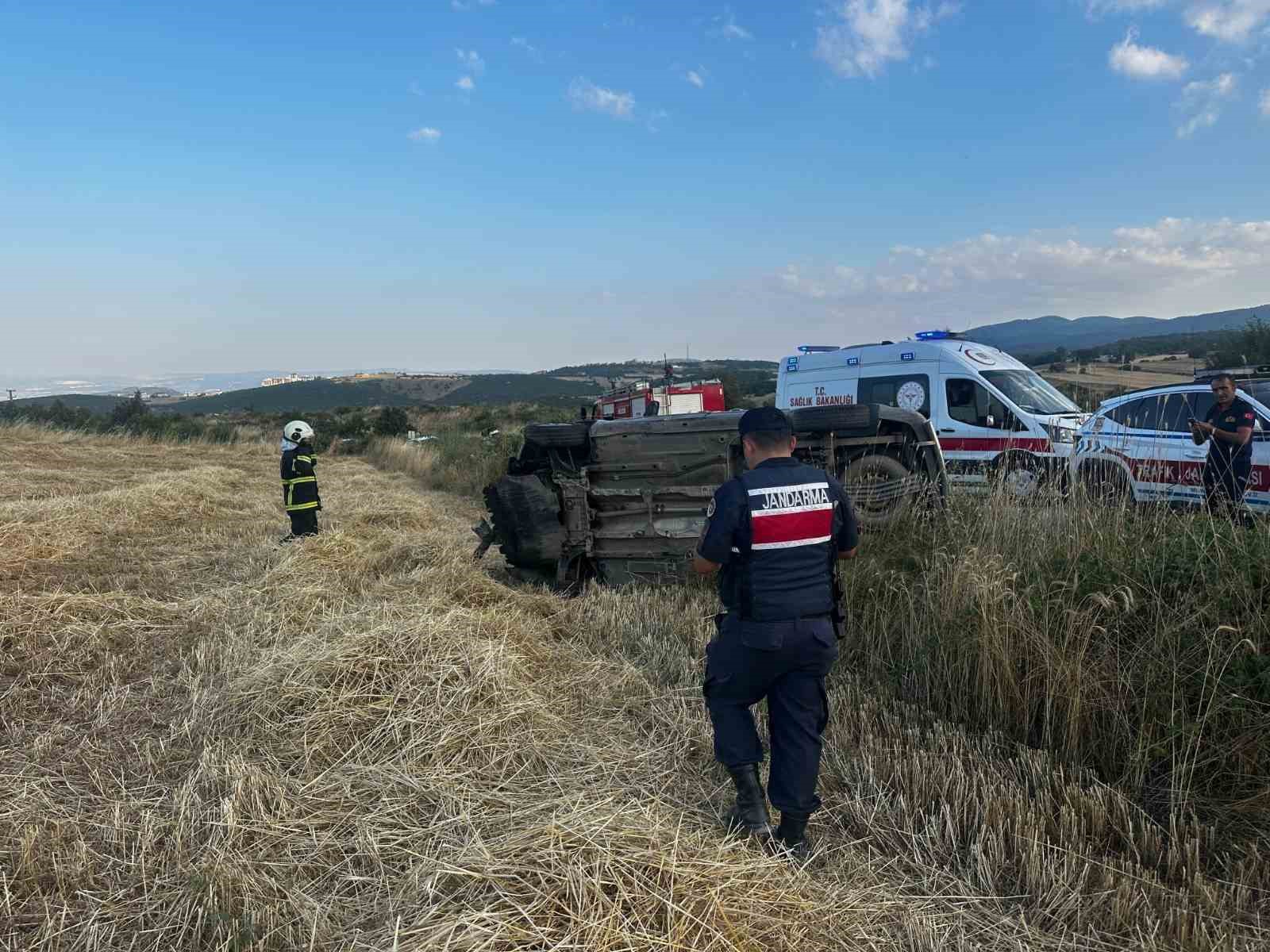Kamyonet tarlaya devrildi: 1 yaralı