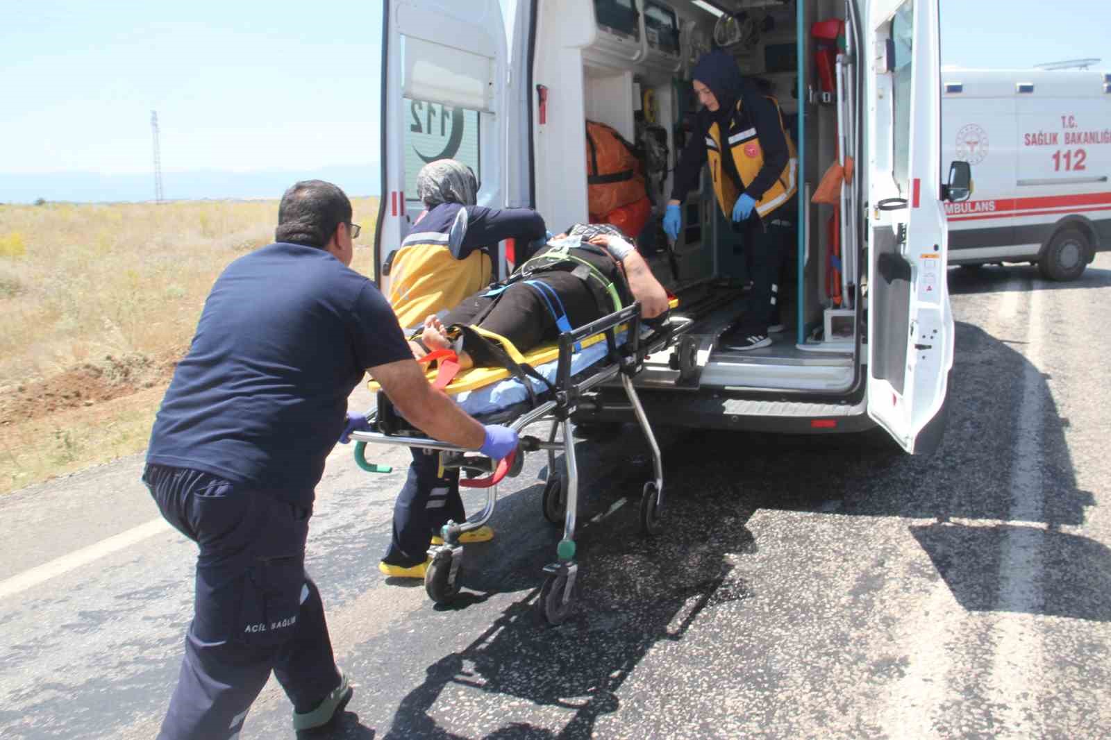 SUV araçlar kafa kafaya çarpıştı: 9 yaralı