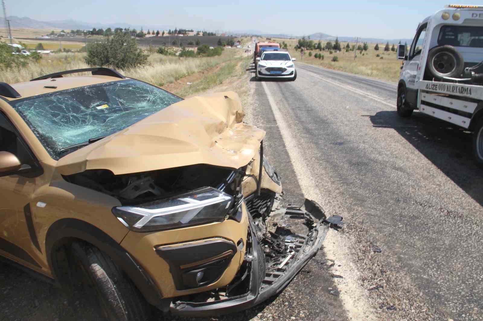 SUV araçlar kafa kafaya çarpıştı: 9 yaralı