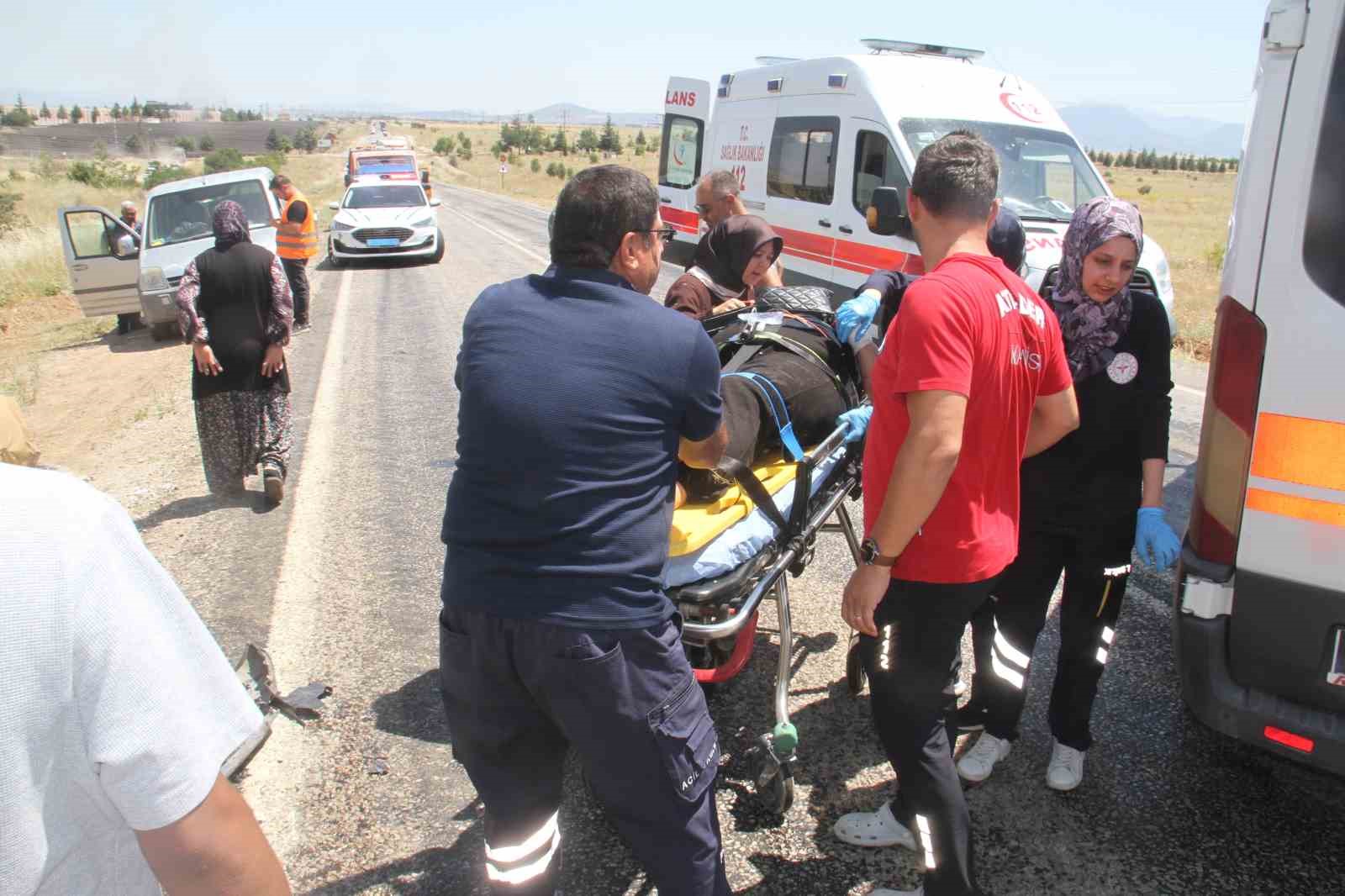 SUV araçlar kafa kafaya çarpıştı: 9 yaralı