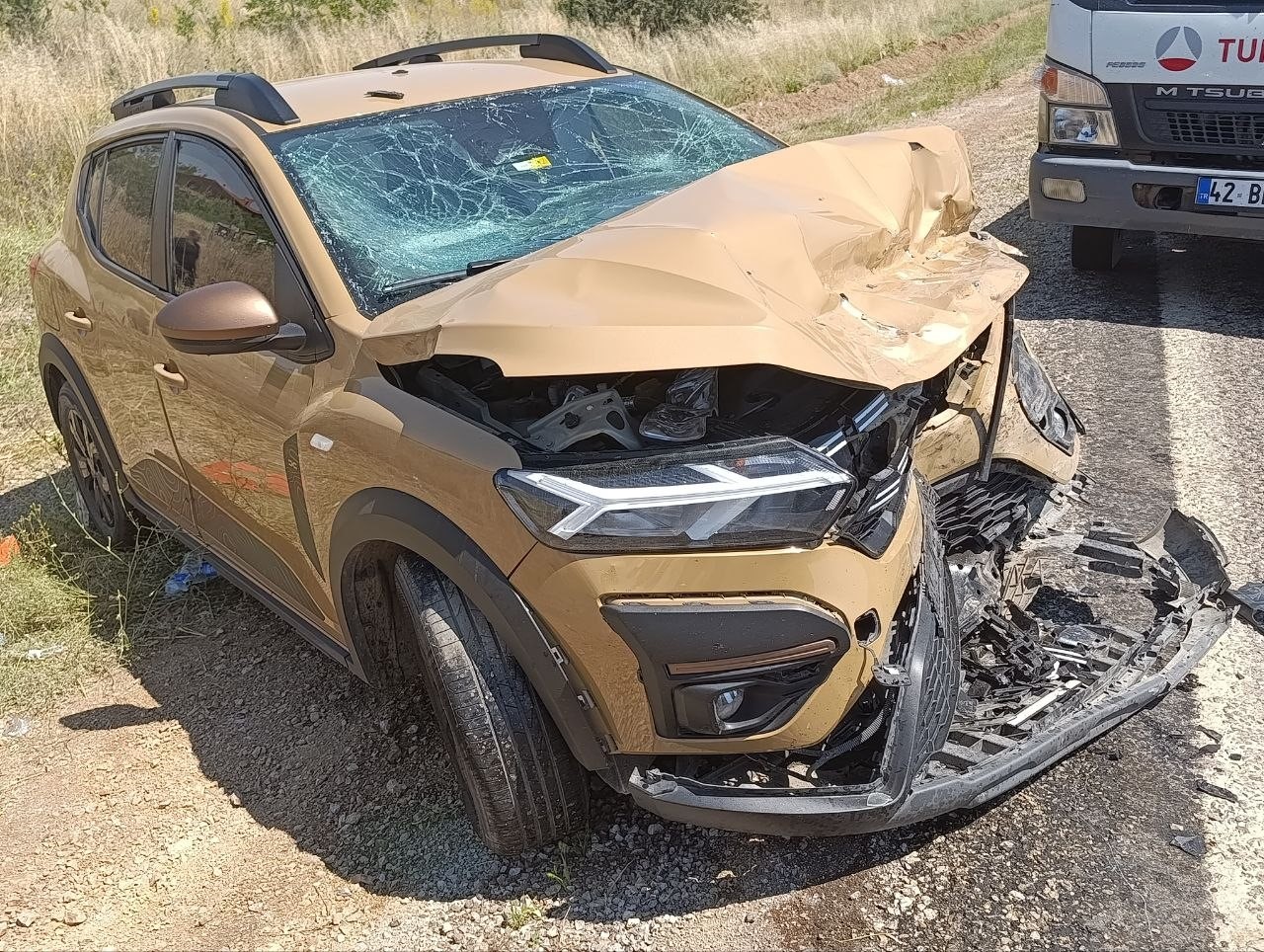 SUV araçlar kafa kafaya çarpıştı: 9 yaralı