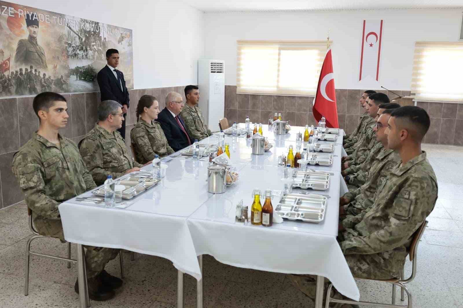 Bakan Güler, 9’uncu Mekanize Piyade Tümen Komutanlığı’nı ziyaret etti