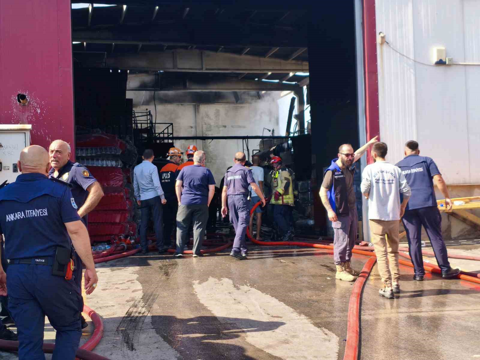Ankara’da kimyasal ürün fabrikasında yangın: Alevler yan fabrikaya sıçradı