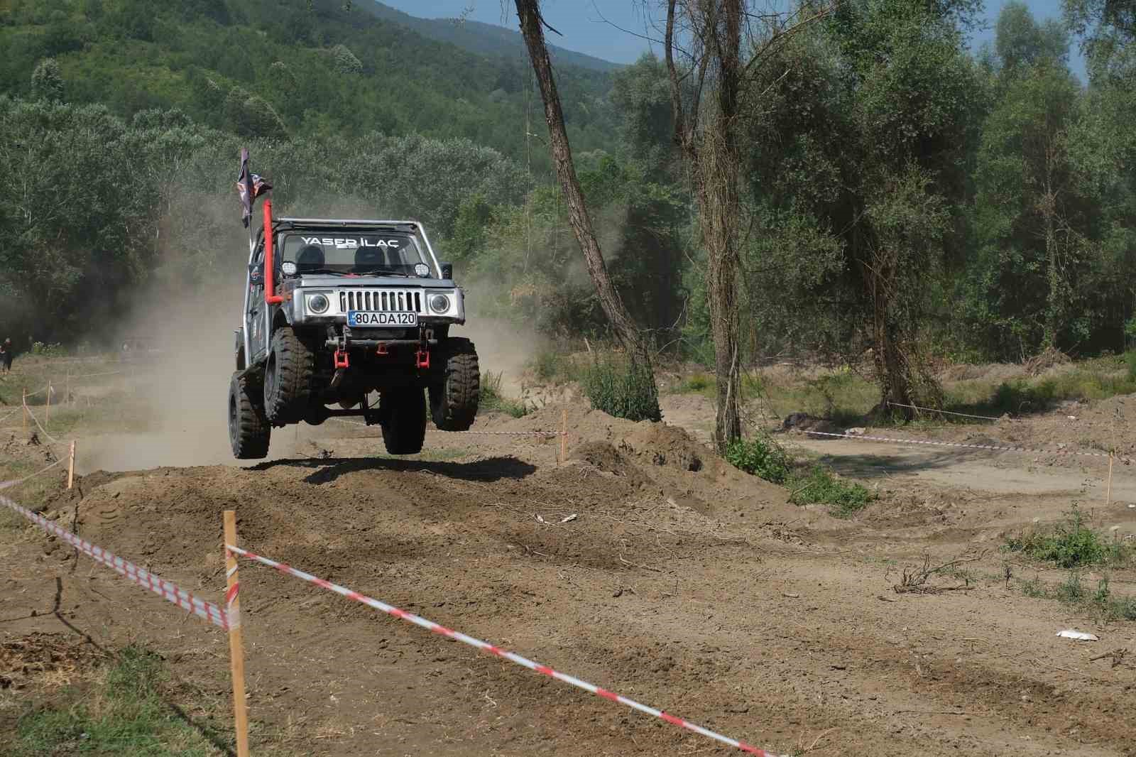 Ormanın kalbinde nefes kesen mücadele: 62 araç aynı parkurda