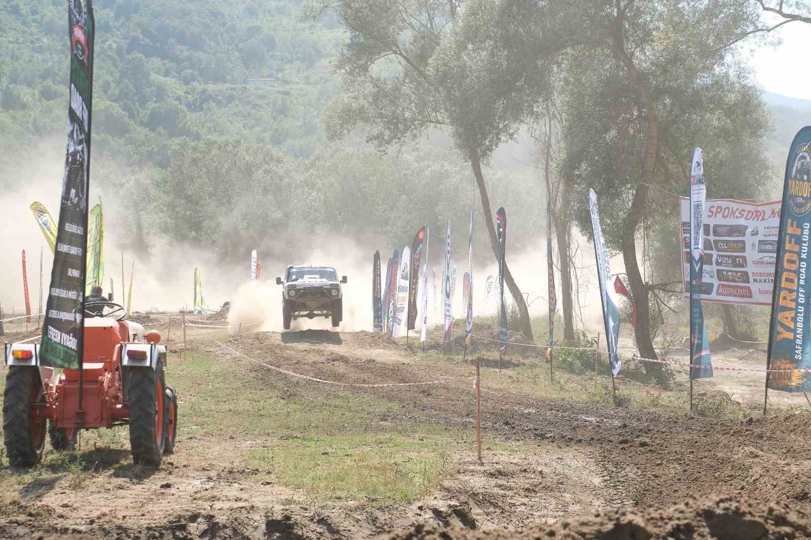 Ormanın kalbinde nefes kesen mücadele: 62 araç aynı parkurda