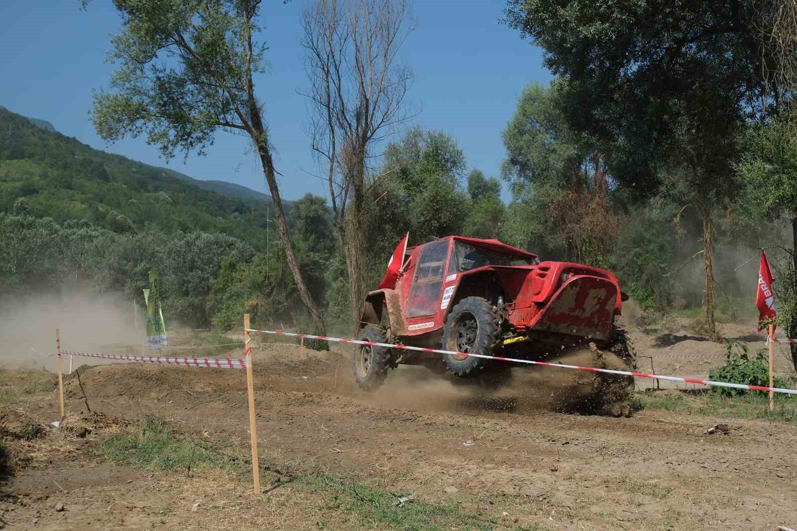Ormanın kalbinde nefes kesen mücadele: 62 araç aynı parkurda