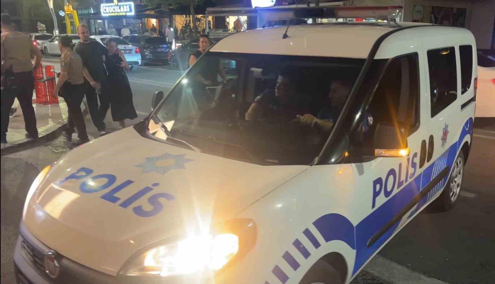 Samsun’da taşkınlık yapan alkollü şahsı tek yumrukla yere serdi: O anlar kamerada